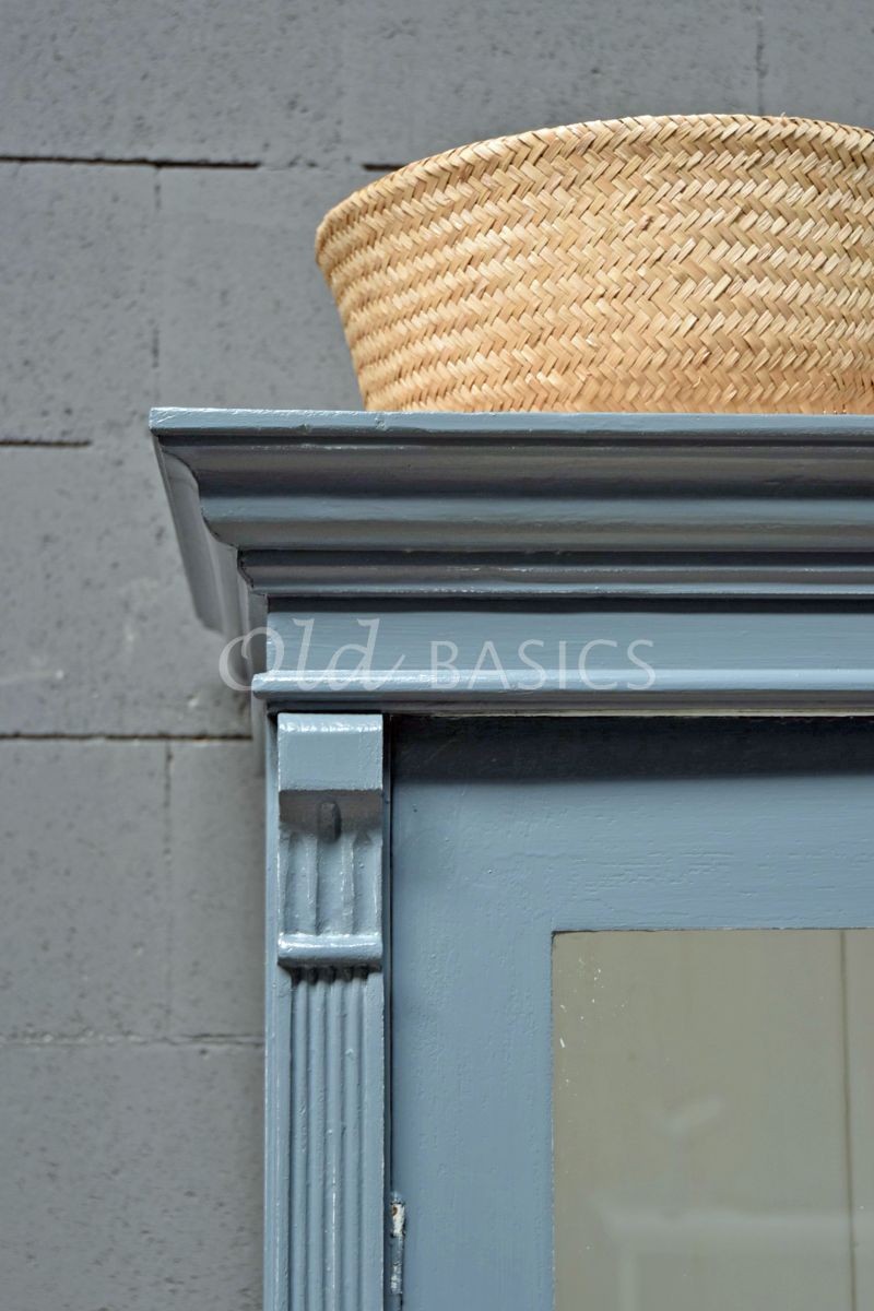 Detail van Vitrinekast, blauw, grijs, materiaal hout